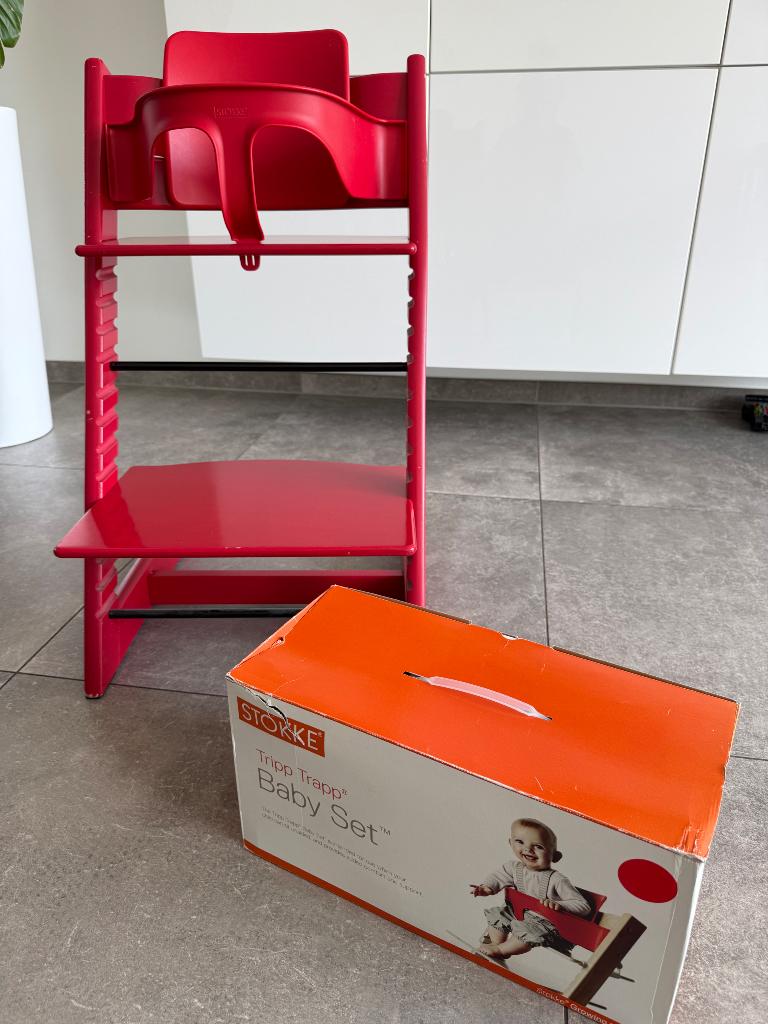 Stokke trip trap stoel rood met baby set, Kinderen en Baby's, Kinderstoelen, Ophalen, Gebruikt, Meegroeistoel, Aanschuifbaar