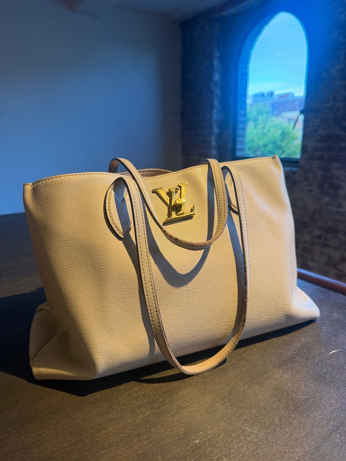 Louis Vuitton Lockme Shopper tas greige leer goud, Ophalen of Verzenden, Gebruikt, Beige, Handtas