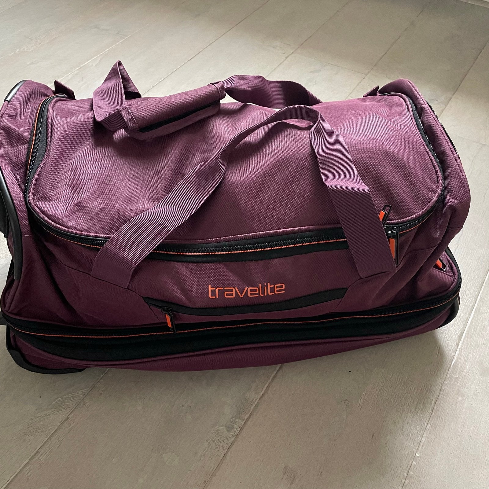Travelite reistas met wieltjes en uitschuifbare handgreep, 40 tot 60 cm, 30 cm of meer, Paars, Ophalen of Verzenden
