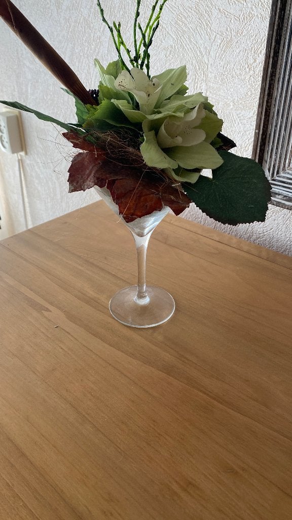 Kunstbloemstuk in glazen vaas, Binnen, Onderhoudsvrij, Ophalen of Verzenden, Bloemstuk