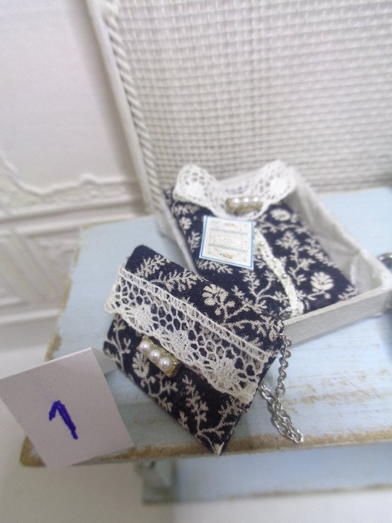 Mooie blouse met bijpassende tas...Poppenhuis 1:12.(Nr W16 ), Ophalen of Verzenden, Nieuw, Poppenhuis