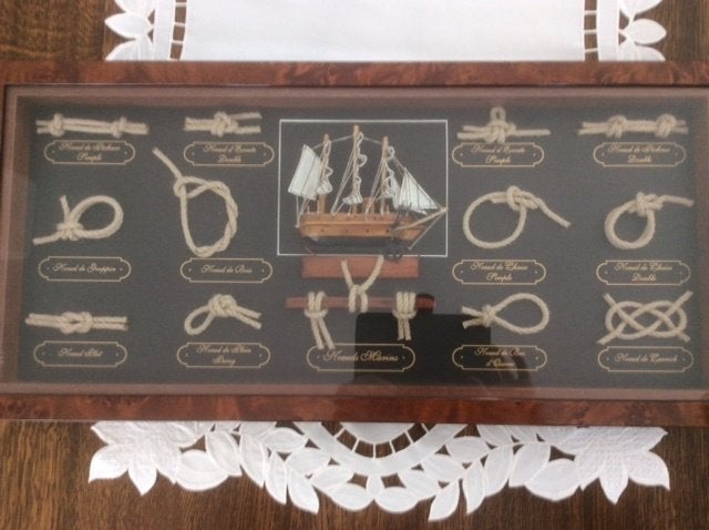 MAHONIE SCHEEPS KNOPEN SCHILDERIJ MET HOUTEN SCHIP € 75.00, Ophalen of Verzenden, Zo goed als nieuw, Zeilboot, Overige typen