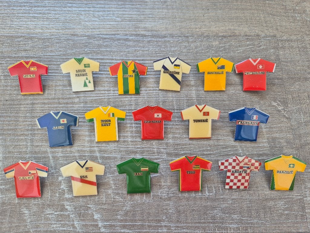 Te koop: WK voetbal shirts 17 landen, pins/ speldjes, Verzamelen, Speldjes, Pins en Buttons, Ophalen of Verzenden, Zo goed als nieuw