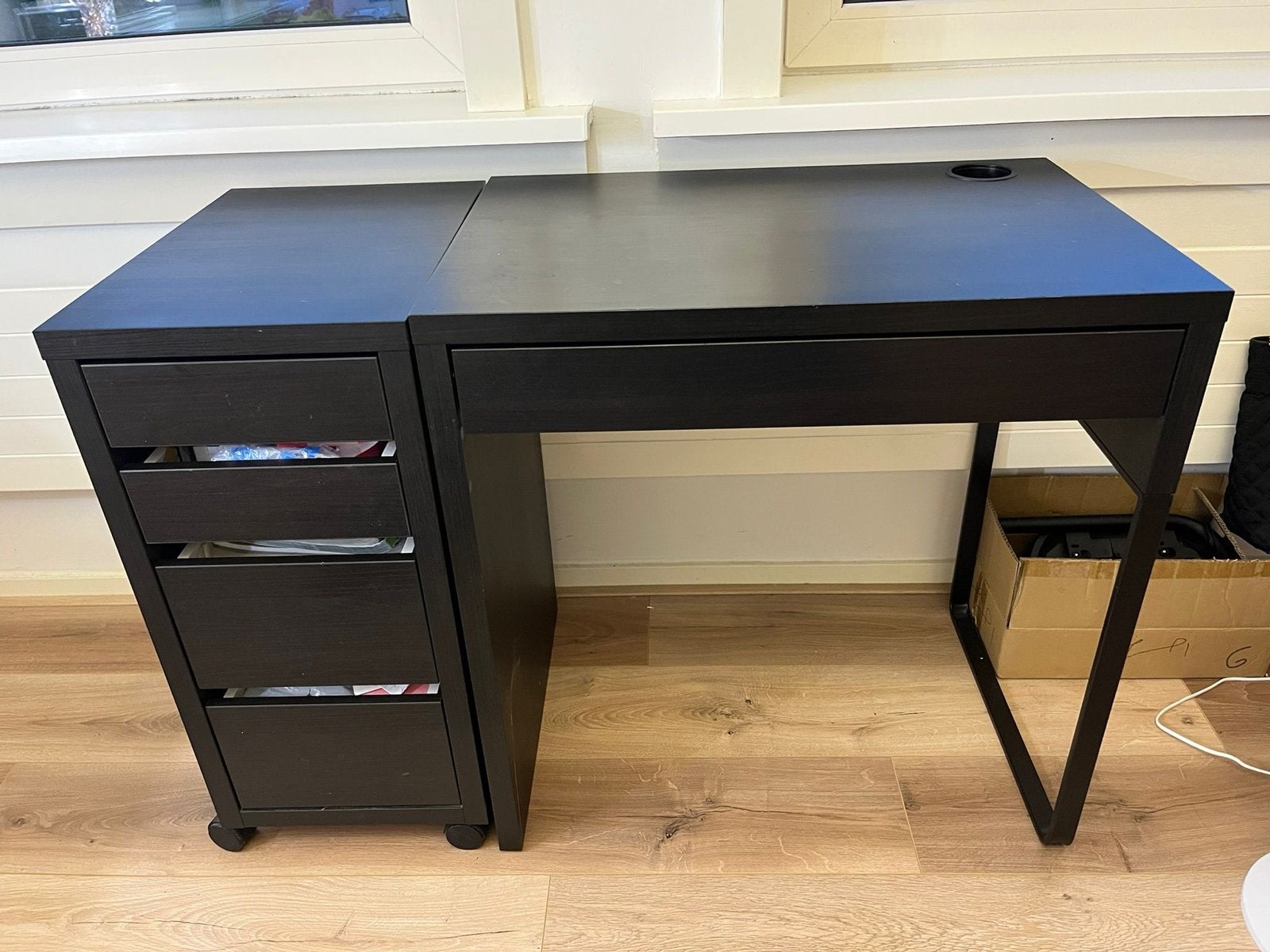 IKEA Micke Bureau met lades en stoel, Zwart, Gebruikt, Met lades, Spaanplaat of MDF