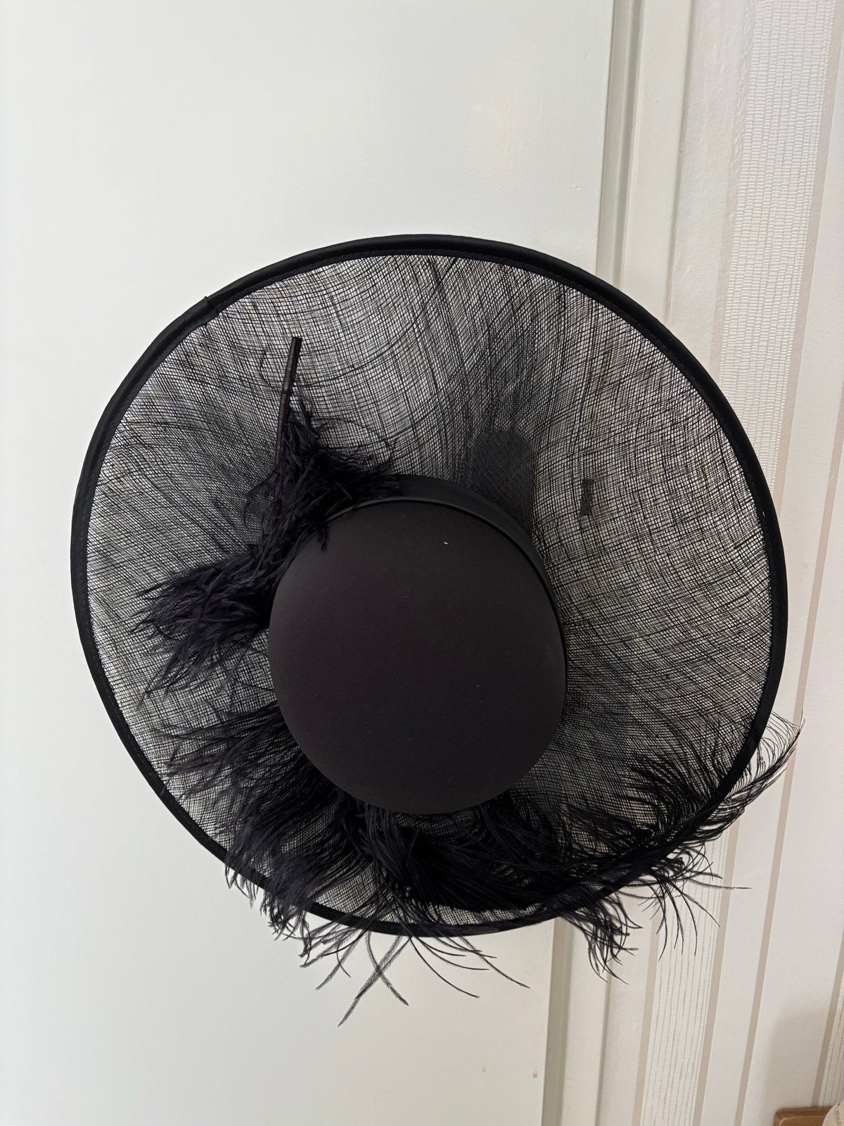 Elegante Zwarte Hoed met Veren - Perfect voor Speciale Geleg, Kleding | Dames, Ophalen, Zo goed als nieuw, 55 cm (S, 6⅞ inch) of minder