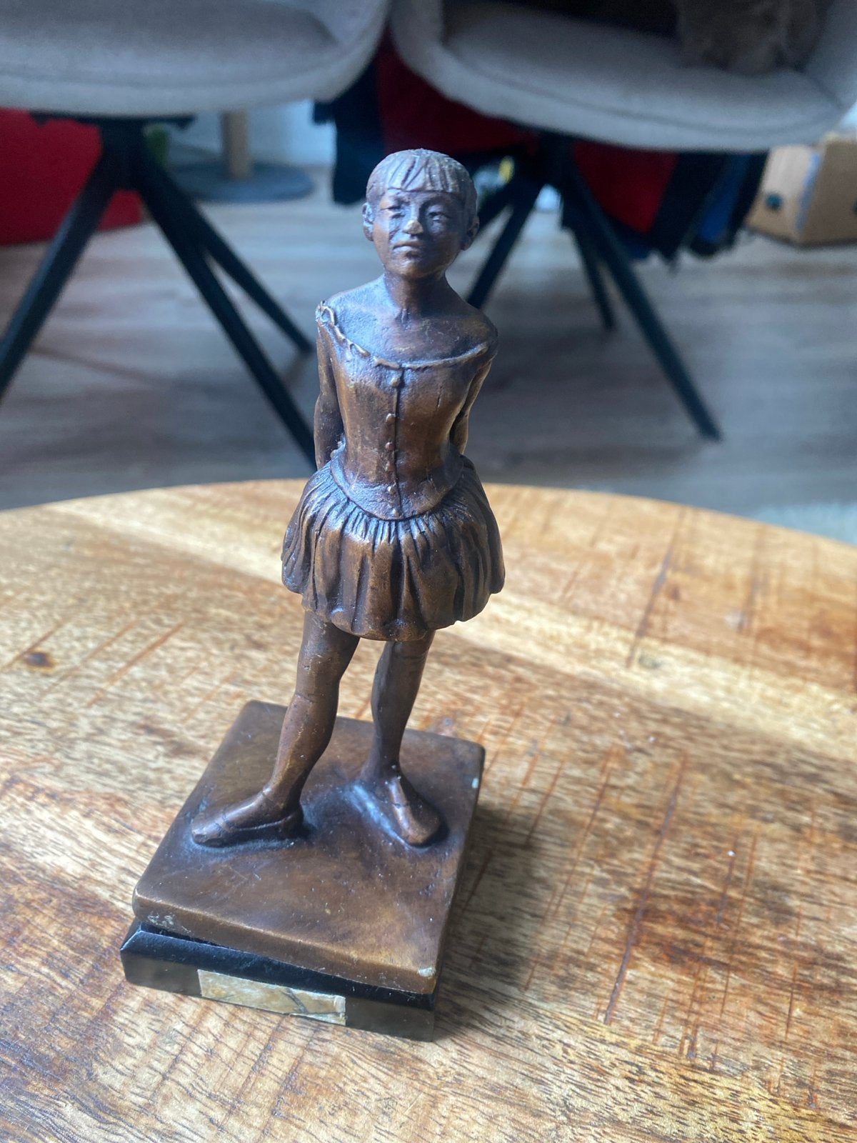 Loevre Bronzen beeldje van een meisje op sokkel, Minder dan 20 cm, Ophalen of Verzenden, Beeld, Bruin