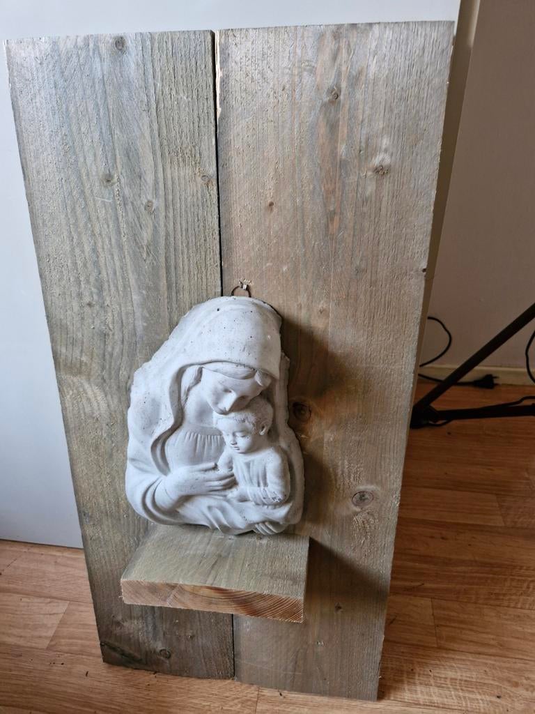 Houten paneel met betonnen beeld moeder en kind, Ophalen