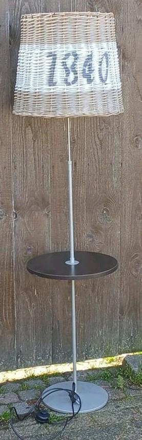 Vloerlamp met rieten kap en bijzettafel, Huis en Inrichting, Lampen | Vloerlampen, Ophalen of Verzenden