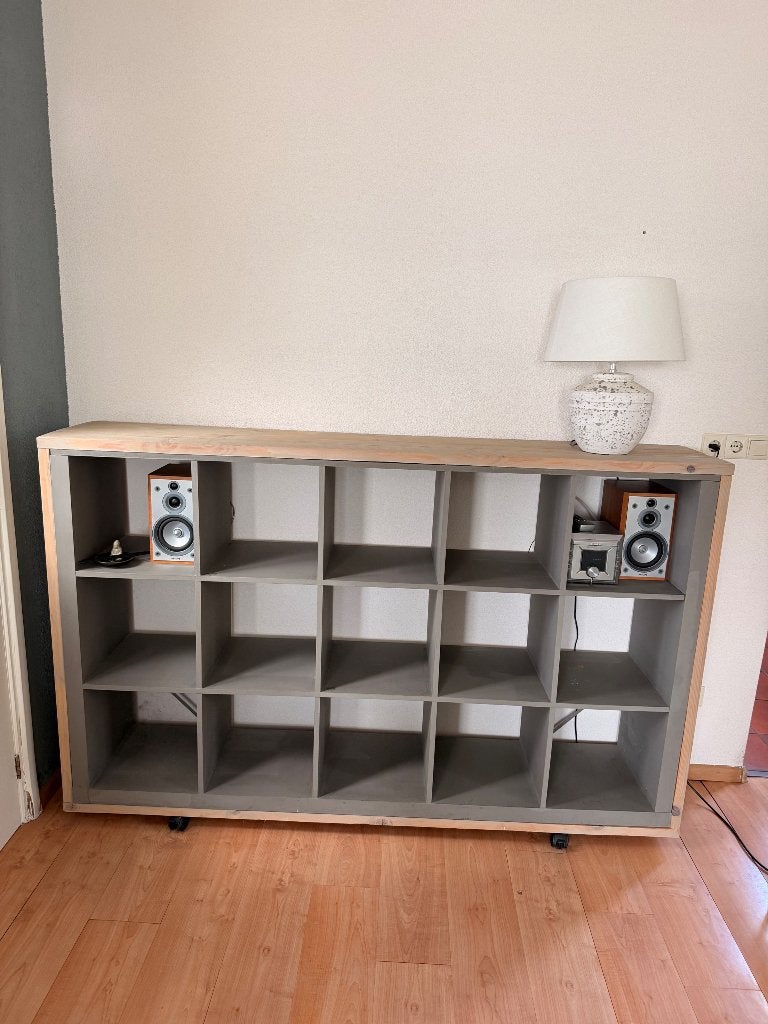 Robuuste houten vakkenkast op wielen, Huis en Inrichting, Kasten | Kledingkasten, Ophalen, 100 tot 150 cm, 150 tot 200 cm, Eikenhout