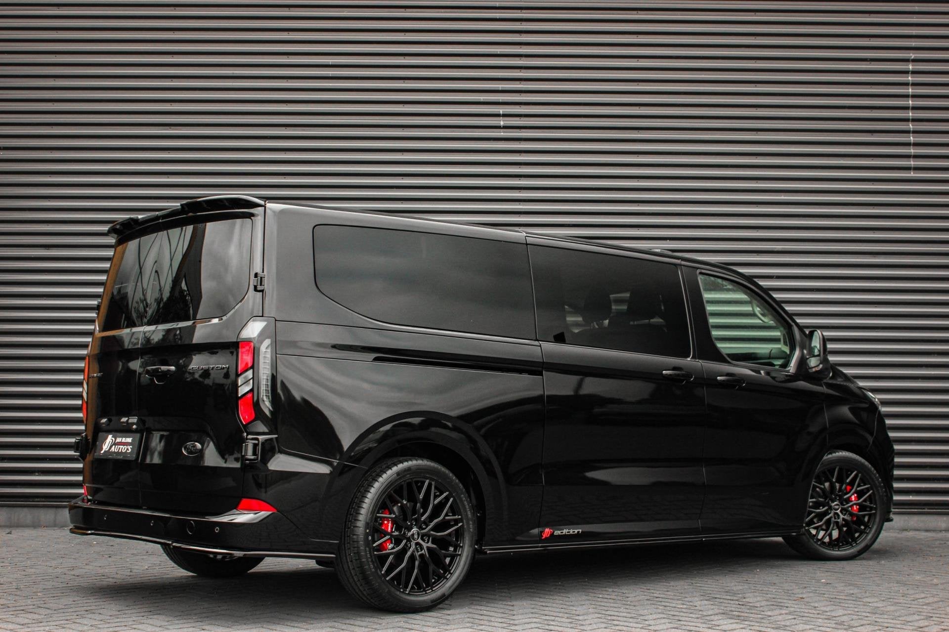 Ford Transit Custom 2.0 TDCI L2H1 170PK Limited DC / DUBBEL, Auto's, Bestelauto's, Dealer onderhouden, Zwart, 4 cilinders, 2020 kg