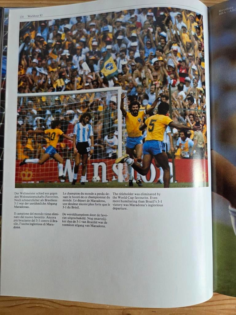 Voetbalboek wk 1982 met harde kaft, Ophalen of Verzenden, Gelezen, Overige onderwerpen