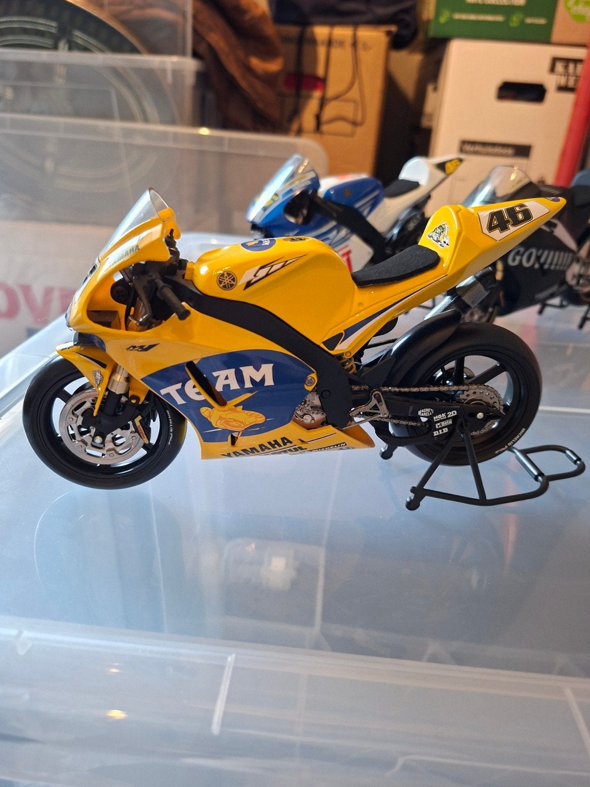 Yamaha YZR-M1 Valentino Rossi modelmotor (schaalmodel), Overige merken, Ophalen of Verzenden, Zo goed als nieuw, Groter dan 1:32