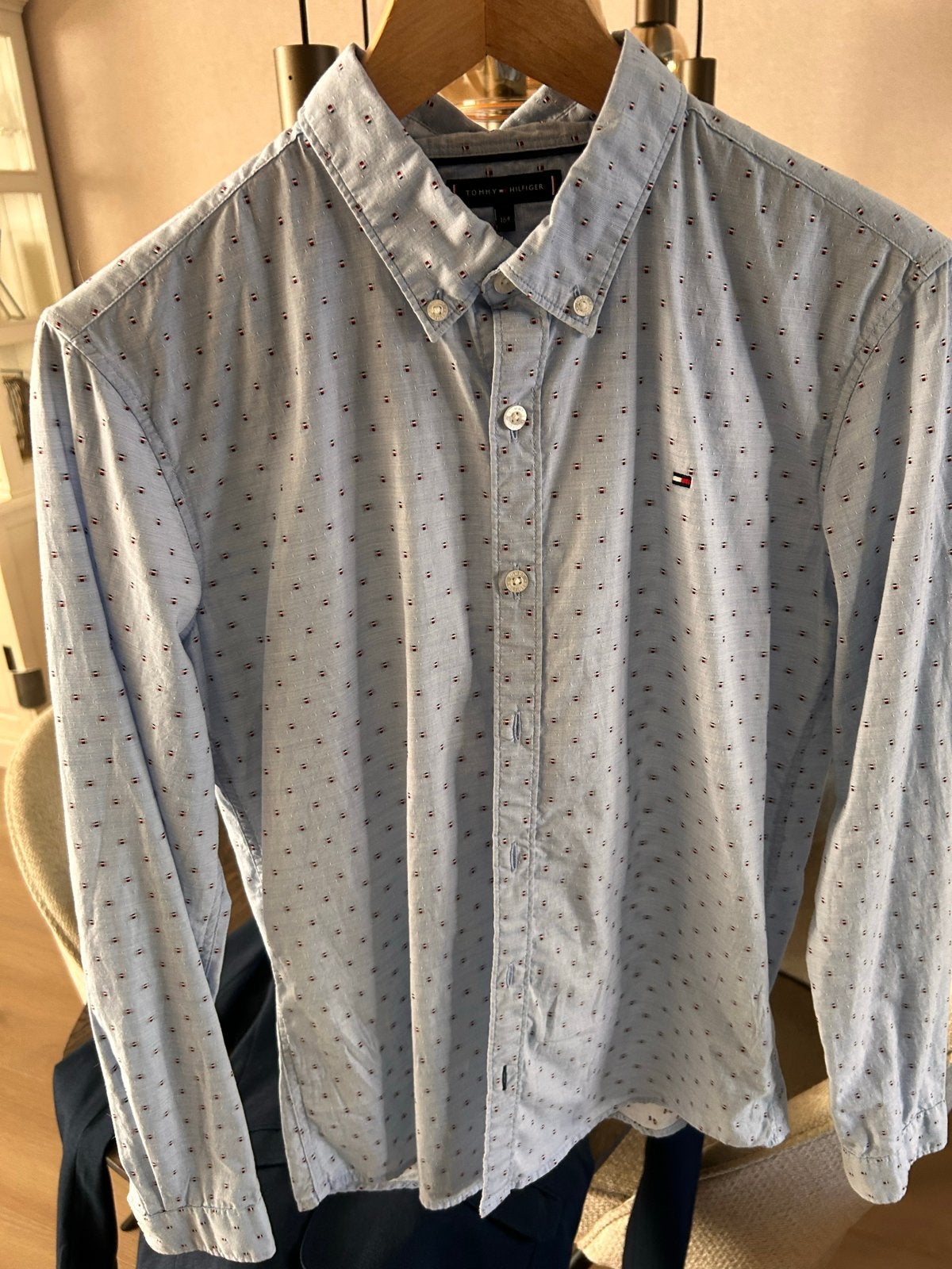 Tommy Hilfiger overhemd lichtblauw met stippen, Kleding | Heren, Verzenden, Zo goed als nieuw, Blauw, Halswijdte 38 (S) of kleiner