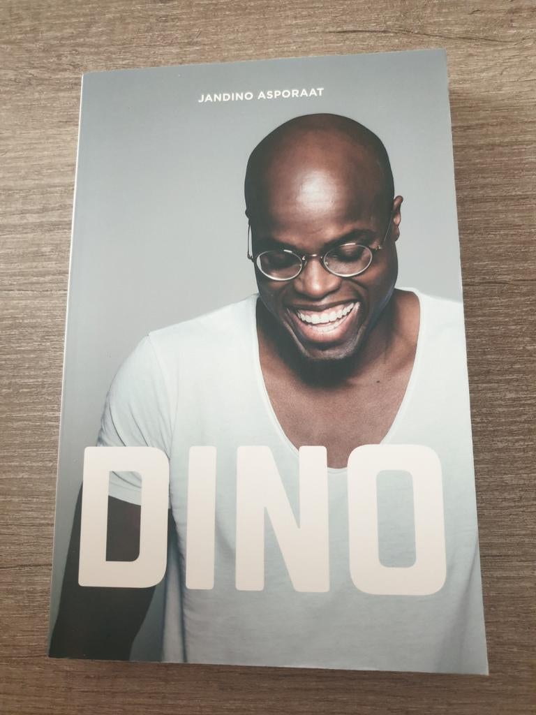 Dino - Jandino Asporaat Boek, Ophalen of Verzenden, Gelezen, Jandino Asporaat, Film, Tv en Media