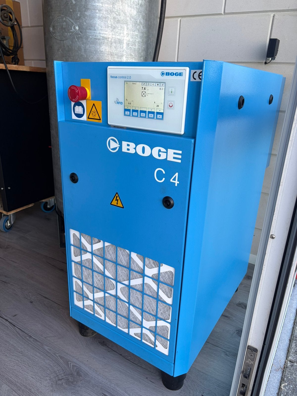 Te koop Boge Schroefcompressor met Persluchtketel, 100 liter of meer, Ophalen, Zo goed als nieuw