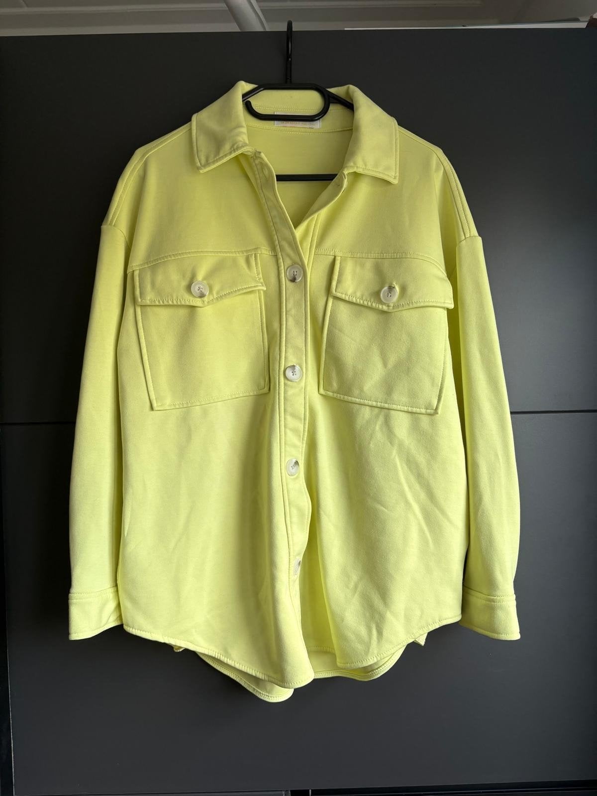 Geel jasje Amisu maat 34 (valt ruim), nooit gedragen, Kleding | Dames, Geel, Nieuw, Ophalen of Verzenden, Maat 34 (XS) of kleiner