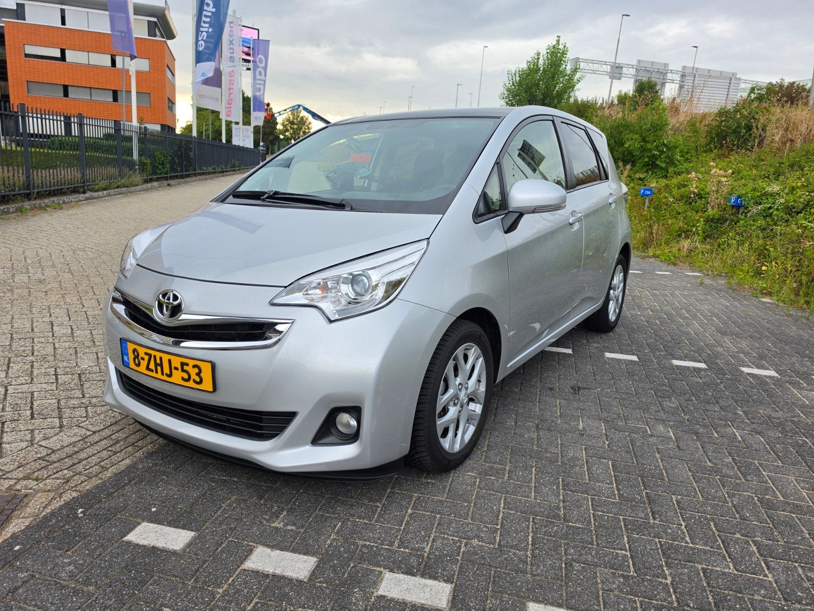 Toyota Verso-S 1.3 .AUTOMAAT. AIRCO.  slechts  42.000 km.NAP, 4 cilinders, 550 kg, Zilver of Grijs, 1060 kg