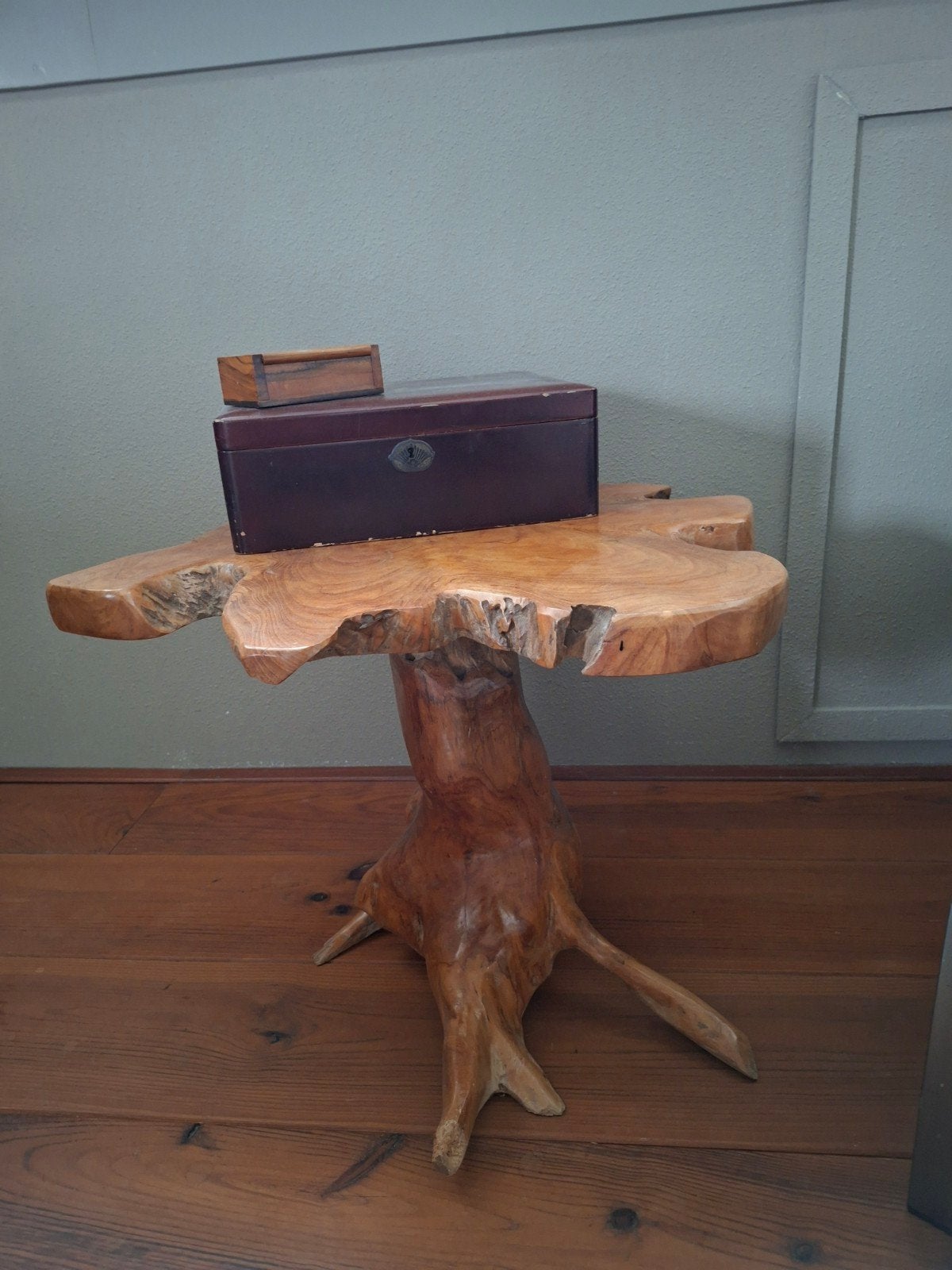 Unieke bijzettafel van boomstam - massief hout, Gebruikt, Rustiek, Natuurlijk, Organisch, 55 tot 75 cm, Overige vormen