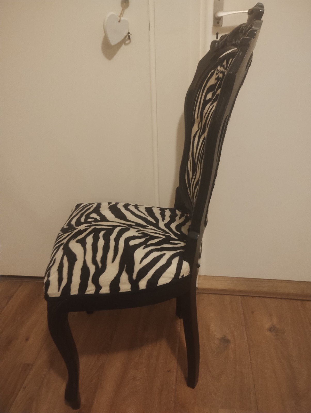 Zwart geverfde stoel met koeienprint, Ophalen, Hout, Gebruikt, Zwart