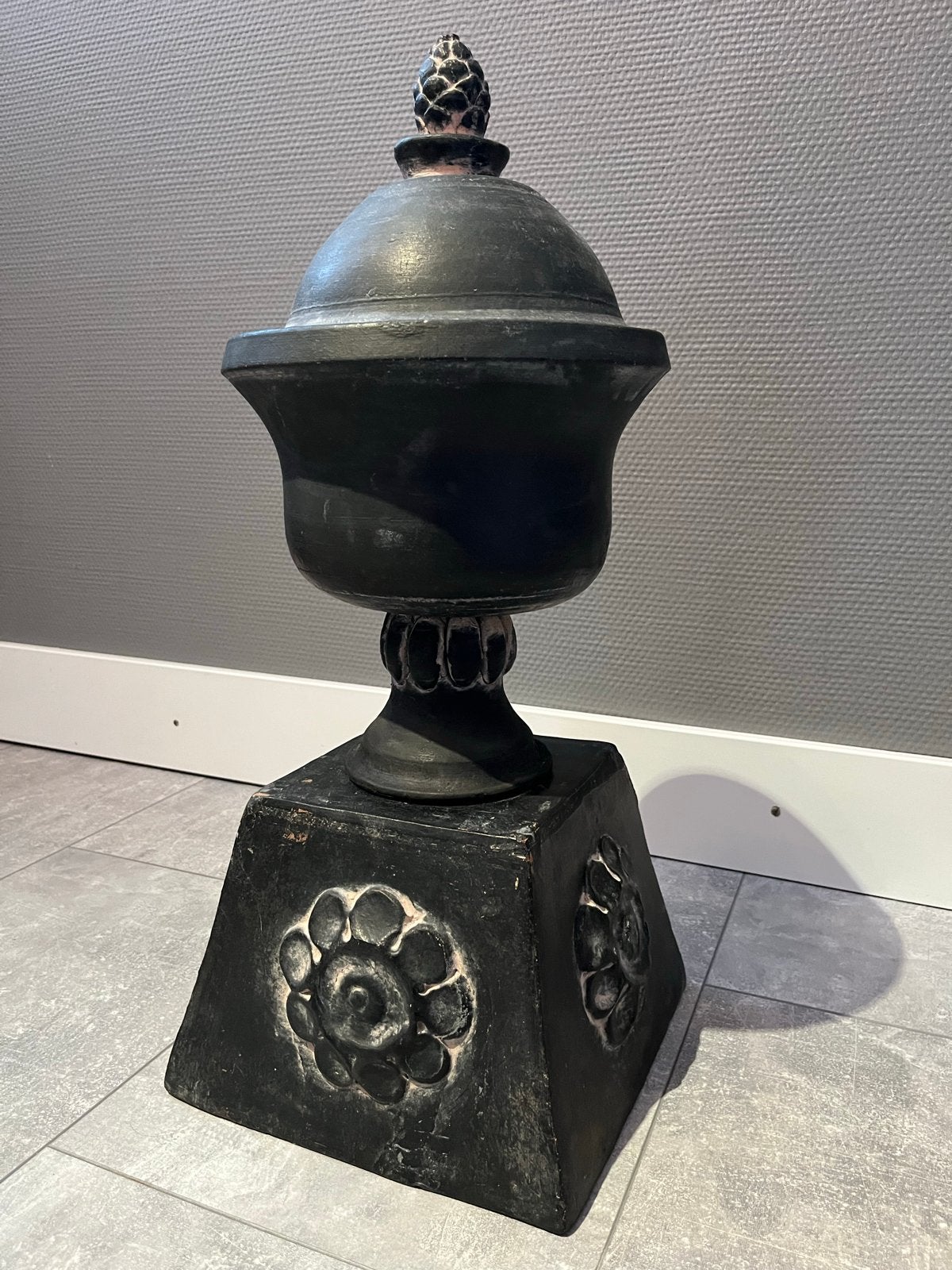 Decoratieve urn/dekselvaas met voetstuk, Ophalen
