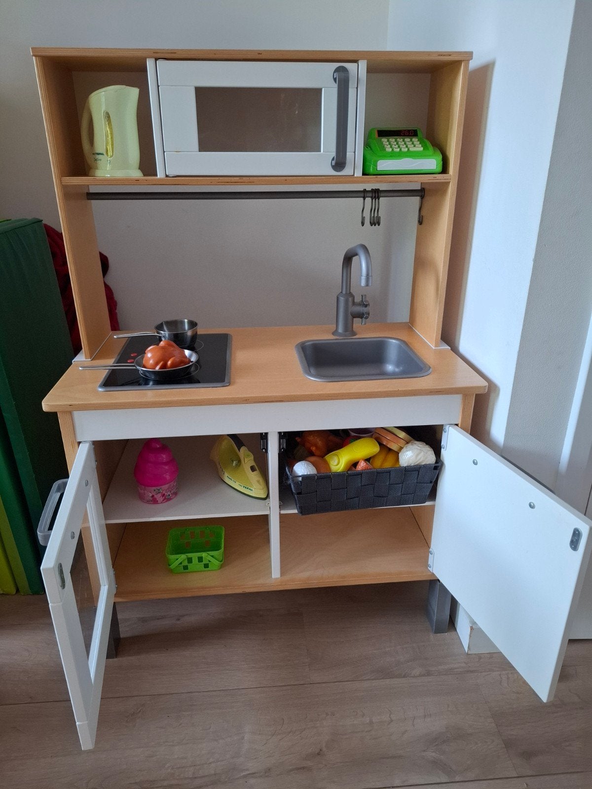 Ikea keukentje Duktig met magnetron, kassa en toebehoren, Ophalen, Zo goed als nieuw