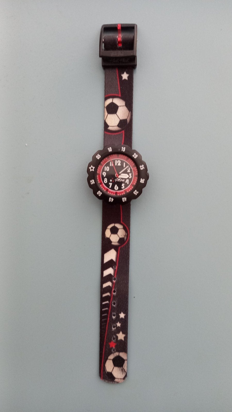 Kinderhorloge met voetbalthema, Sieraden, Tassen en Uiterlijk, Ophalen of Verzenden, Zo goed als nieuw, Zwart, Jongen of Meisje