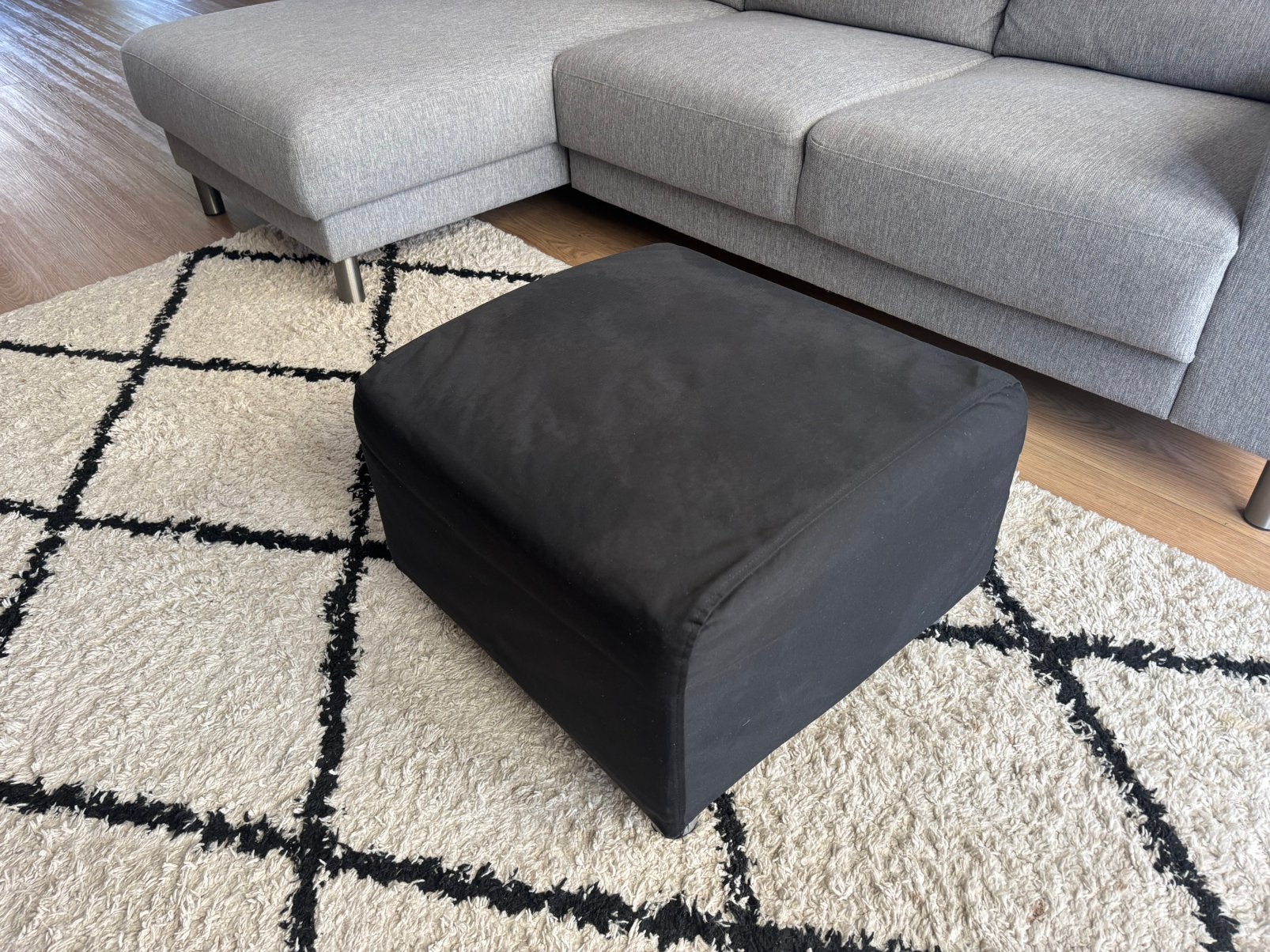 Zwarte hocker/poef, Ophalen, 50 tot 75 cm, Zo goed als nieuw, Stof