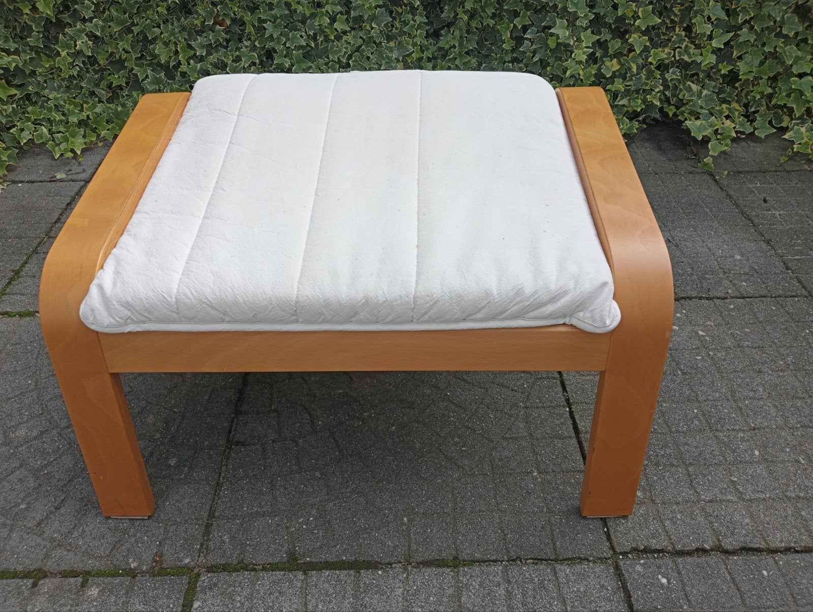 Ikea Poäng Houten voetenbankje met wit kussen, Huis en Inrichting, Ophalen, Hout, Gebruikt, 50 tot 75 cm
