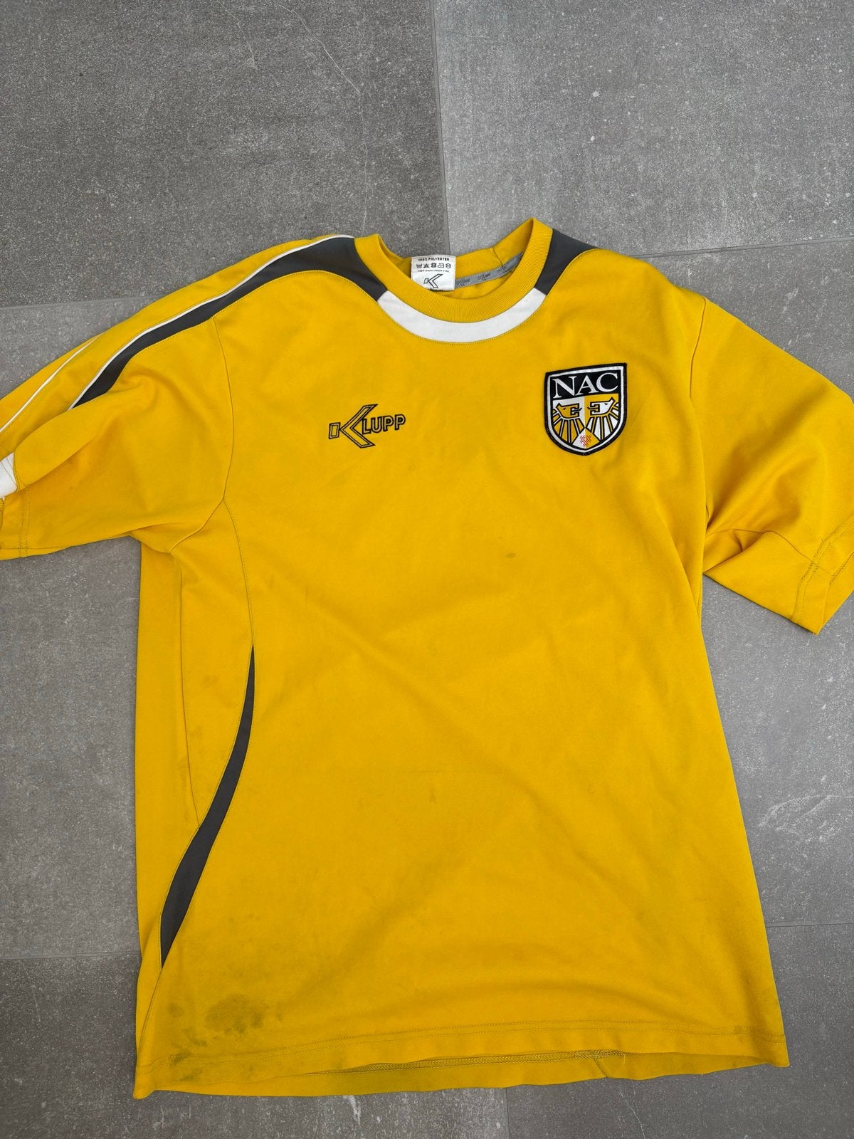 Uniek warming-up shirt NAC Breda, Geel, Overige maten, Ophalen of Verzenden, Voetbal