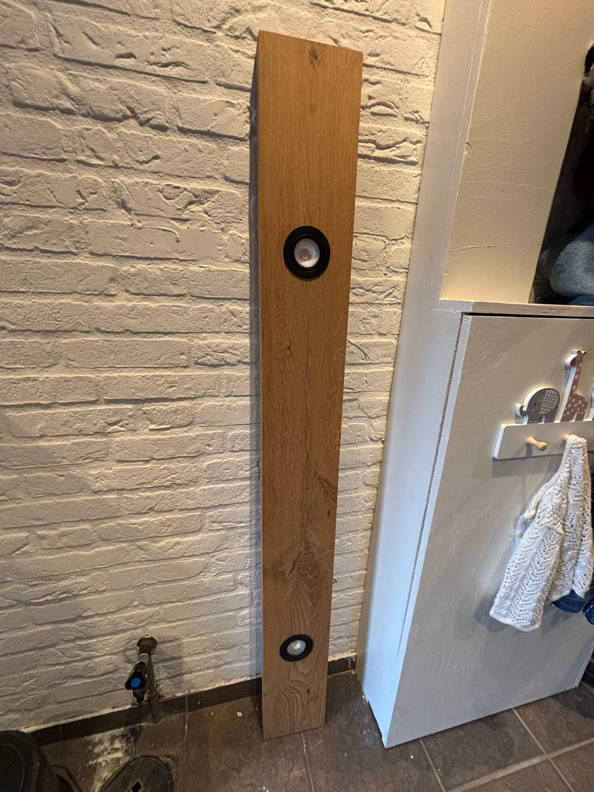 Eikenhouten wandplank met 2 spots (150 cm), Ophalen, Overige merken, Overige fittingen, Zo goed als nieuw