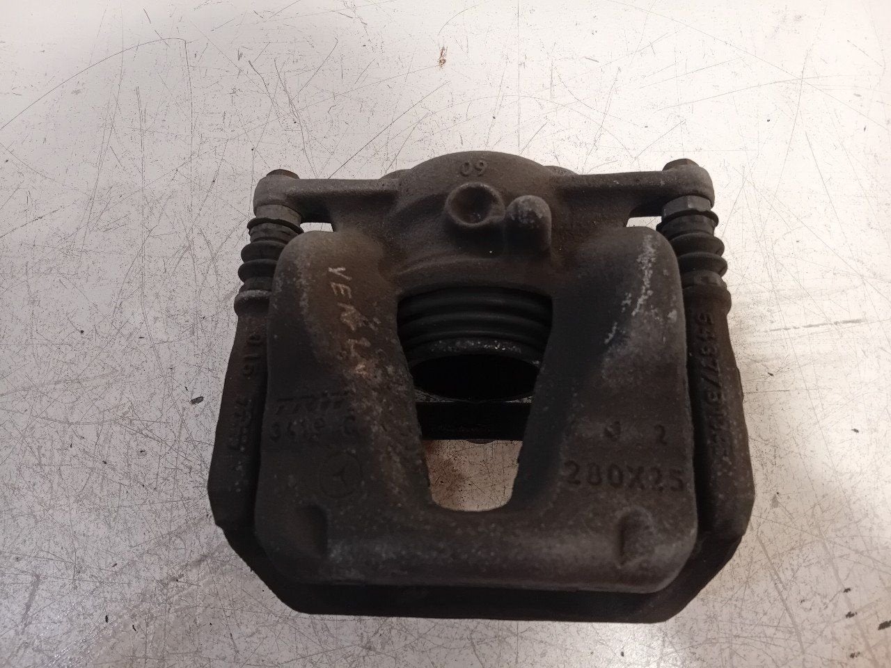 Remklauw links voor Mercedes-Benz B-Klasse, Onderdelen@venauto.nl, Van der Ven Autorecycling B.V., Gebruikt, Ettenseweg 76, 4706 PB Roosendaal, The Netherlands