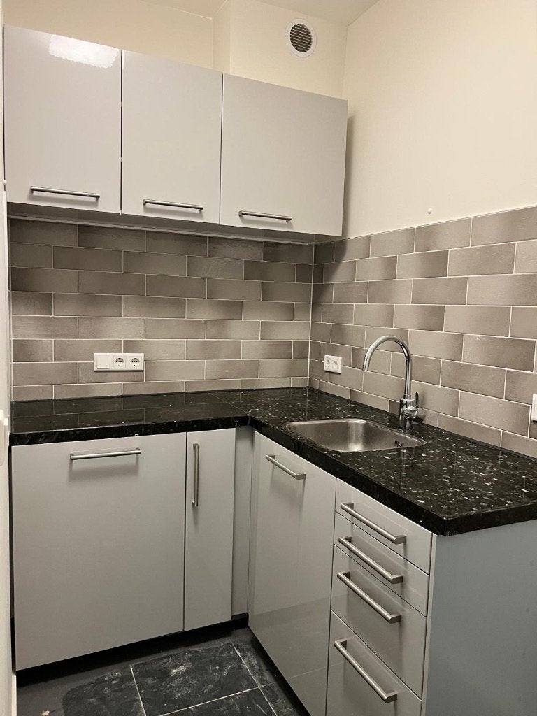 Keuken / kitchen / bijkeuken / kitchenette, Ophalen, Hoekkeuken, Graniet of Steen, Crème