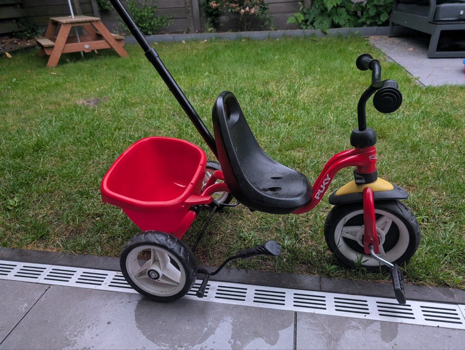 Puky driewieler met duwstang - Zo goed als nieuw, Fietsen en Brommers, Fietsen | Driewielers, Ophalen, Zo goed als nieuw, Duwstang