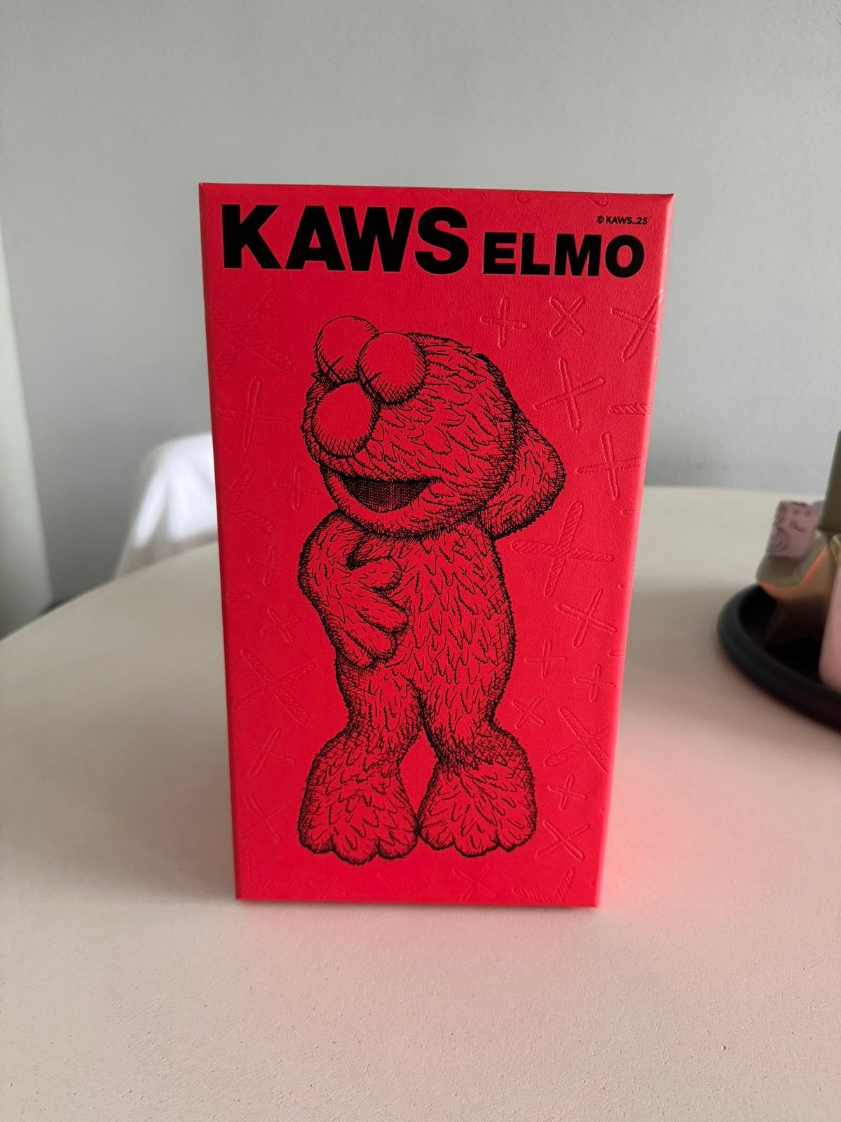 KAWS & Sesame Street Elmo Vinly Figure, Ophalen of Verzenden, Pop/figuur, Rood, Overige materialen