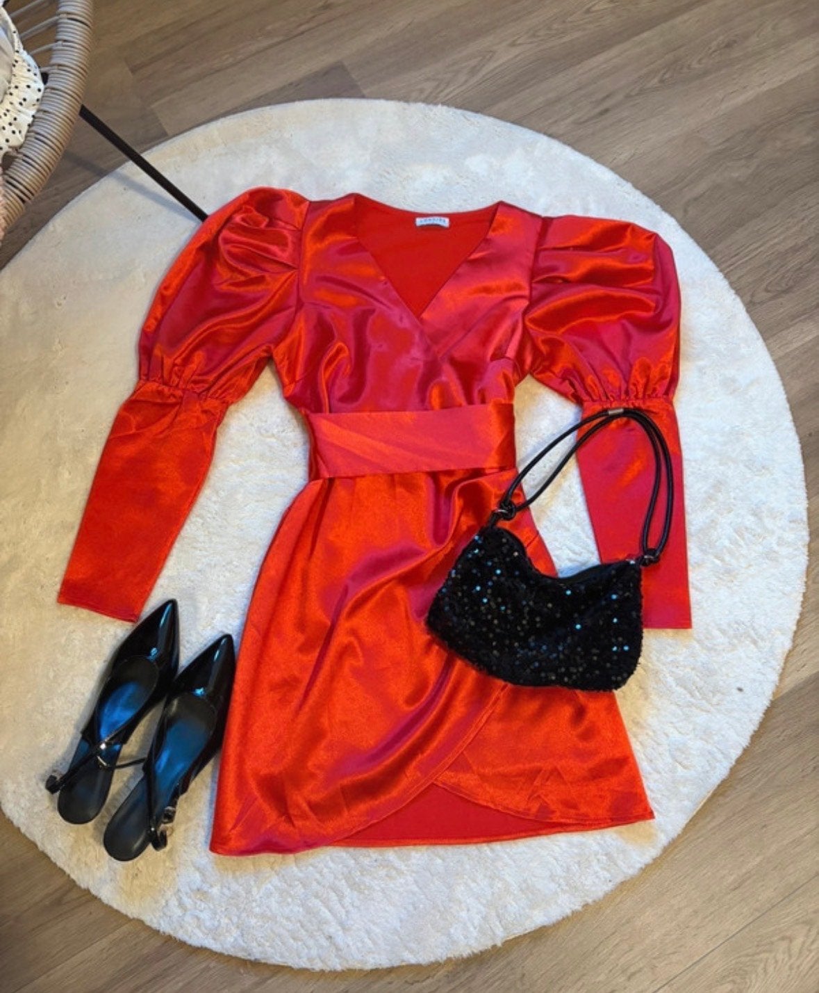 Loavies rode satijnen jurk met pofmouwen, Kleding | Dames, Maat 38/40 (M), Verzenden, Zo goed als nieuw, Boven de knie