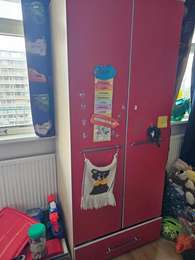 Kinderbed Bliksem McQueen en rode kledingkast, Kinderen en Baby's, Kinderkamer | Bedden, Gebruikt, 180 cm of meer, 85 tot 100 cm