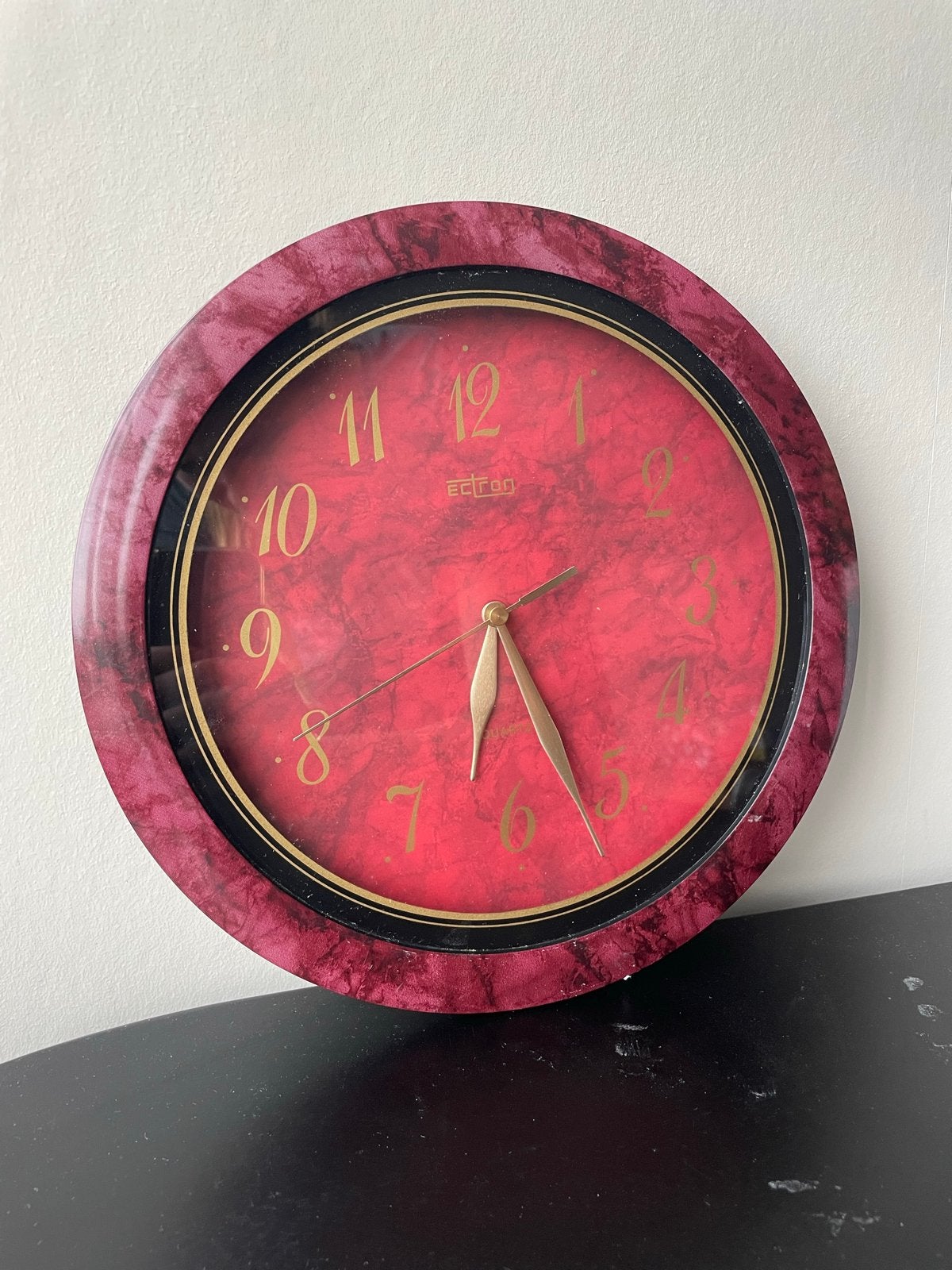 Retro Wandklok Ectron Rood Marmerlook Analoog, Analoog, Werkt op batterijen, Ophalen of Verzenden, Retro
