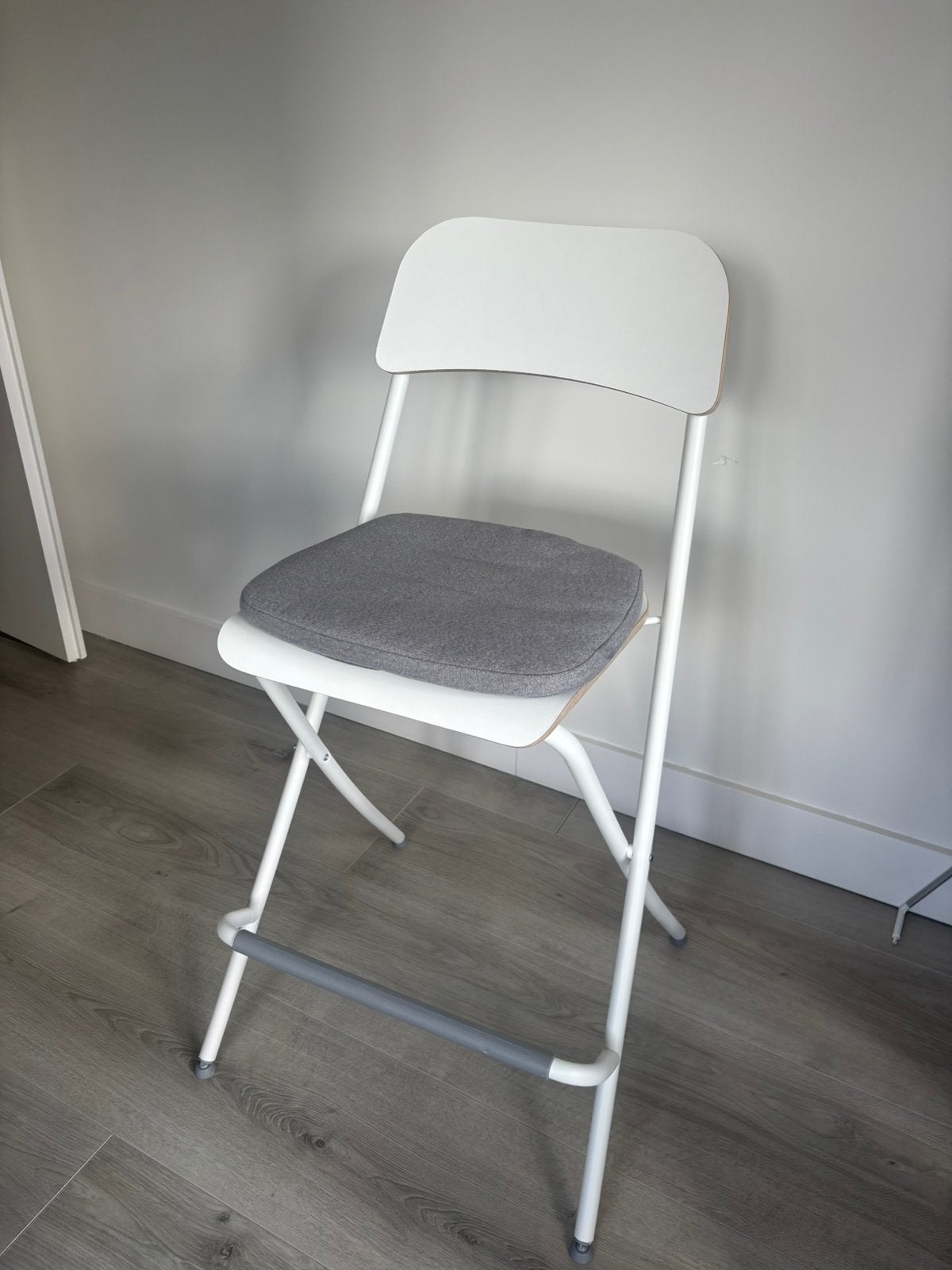 Ikea opklapbare kruk, Huis en Inrichting, Barkrukken, 1 kruk, Ophalen, Zo goed als nieuw, 60 tot 90 cm