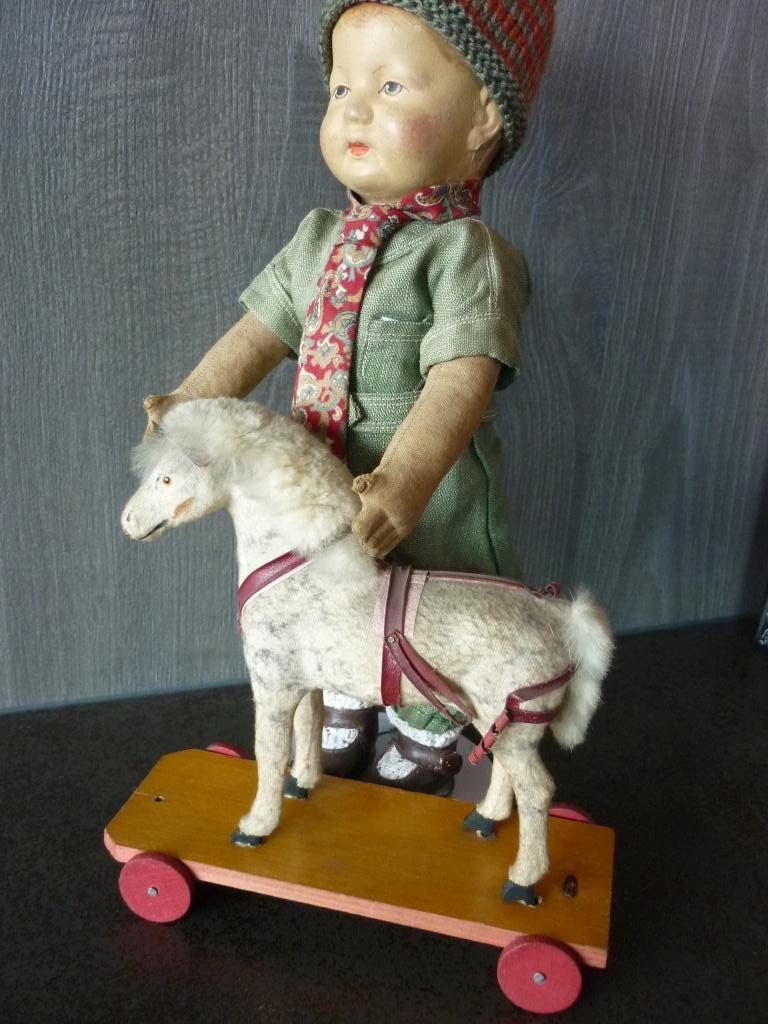 Klein antiek paardje, papier maché, op plankje met wieltjes., Antiek en Kunst, Antiek | Speelgoed, Verzenden