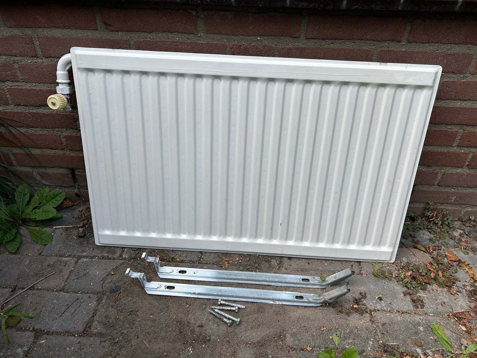 Radiator wit, inclusief beugels en schroeven, Ophalen, 30 tot 80 cm, Gebruikt, Radiator
