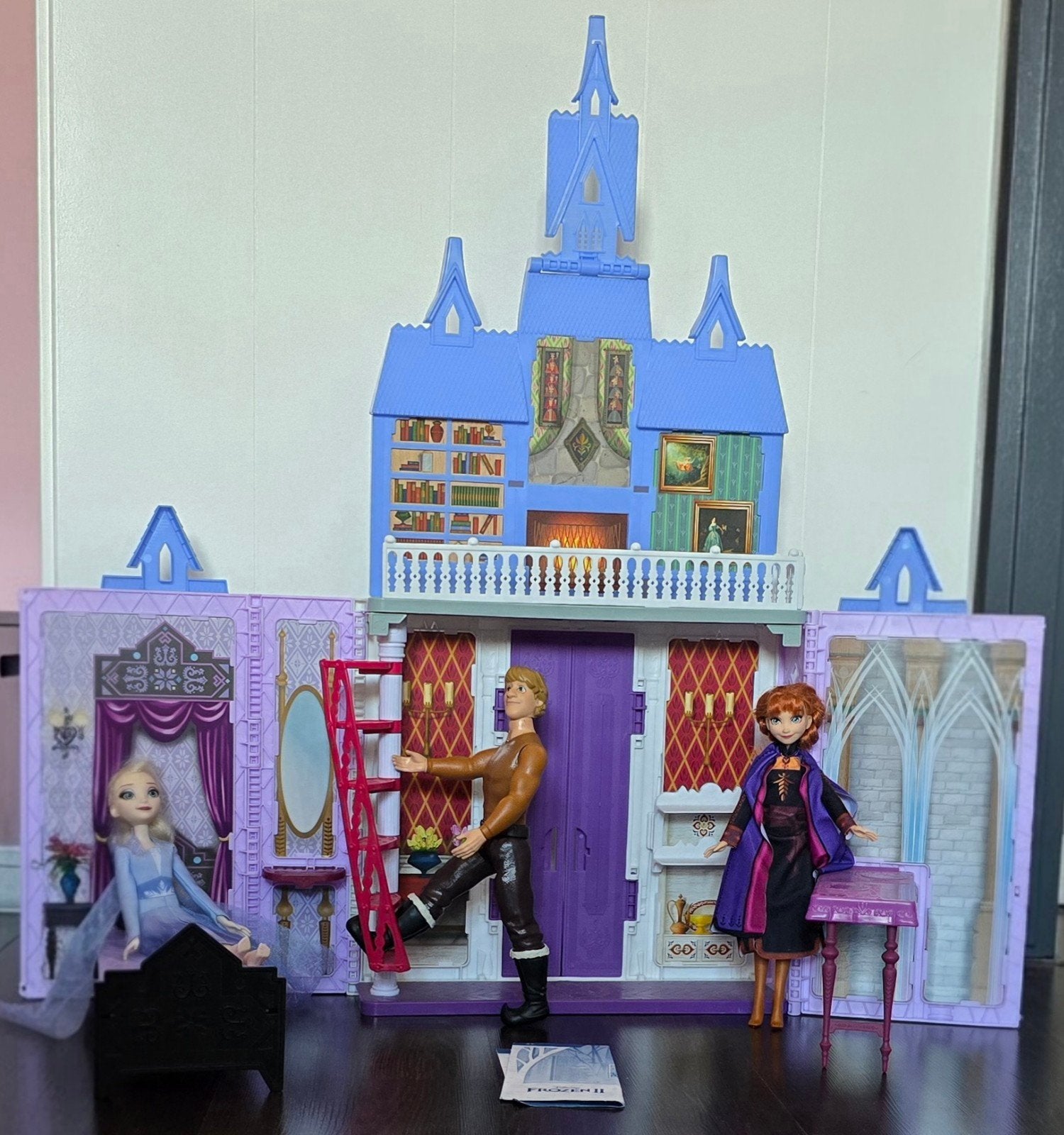 Opvouwbaar Frozen Kasteel met Poppen - Elsa Anna Kristoff, Ophalen of Verzenden, Zo goed als nieuw, Poppenhuis