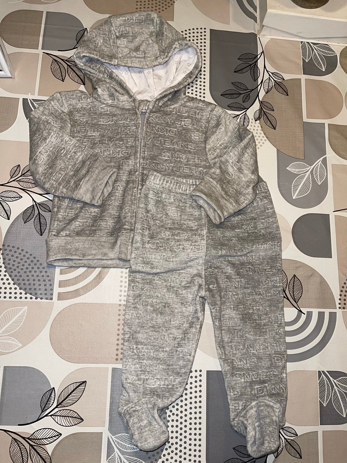 DKNY Baby Trainingspak - Grijs - Maat 62, Kinderen en Baby's, Ophalen of Verzenden, Zo goed als nieuw, Maat 62