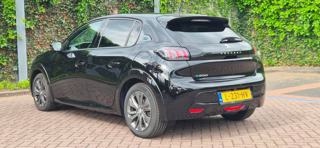 Peugeot E-208 EV Allure Pack | 11 KW 3 FASE LADEN | WARMTEPO, Auto's, Peugeot, 136 pk, Gebruikt, Leder en Stof, Zwart