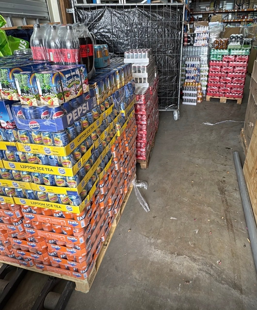 Grote partijen frisdrank: Coca-Cola, Fanta, Sprite, Lipton,, Ophalen, N, N, N