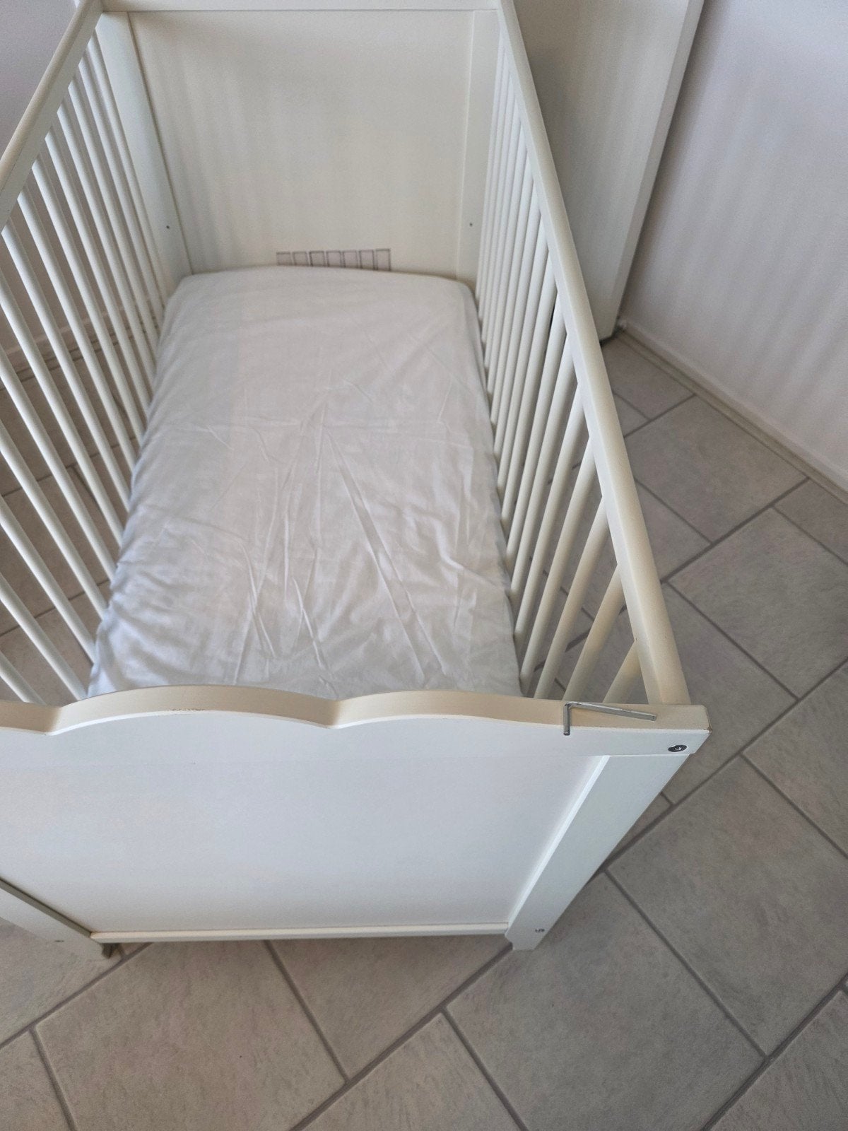 IKEA Sundvik babybed met matras, beschermer en sloop, Ophalen of Verzenden