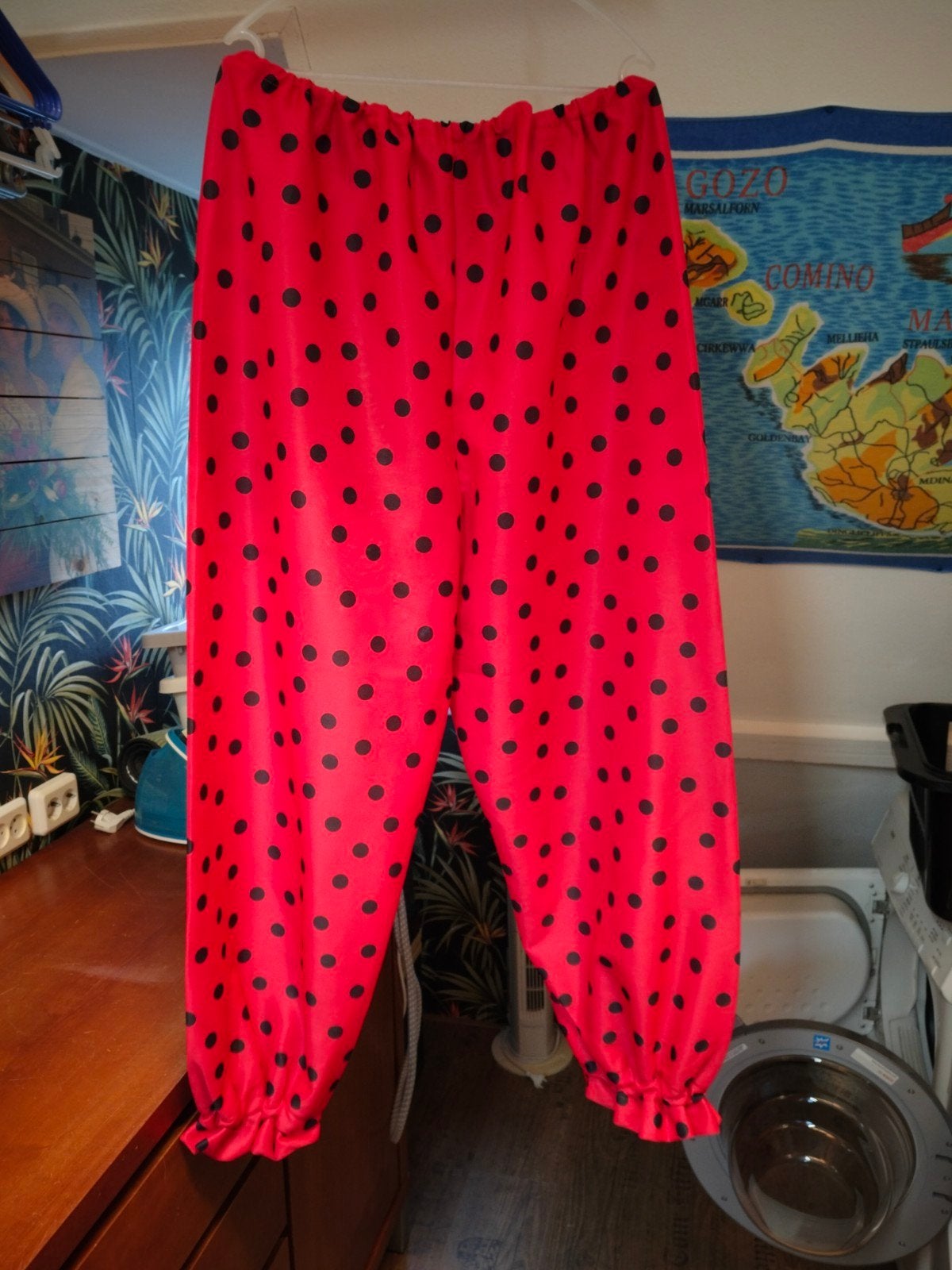 Rode pofbroek met zwarte stipjes, Carnaval, Maat 42/44 (L), Ophalen of Verzenden, Kleding