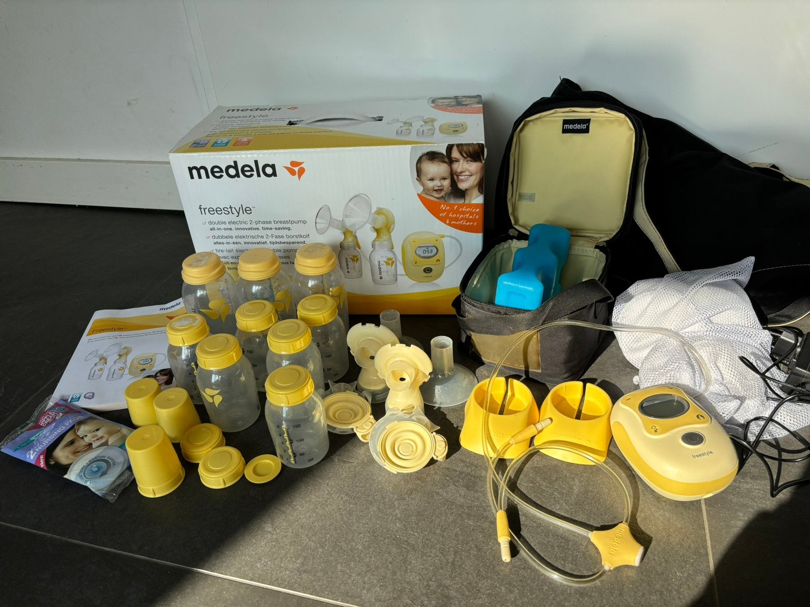 Medela Freestyle kolfapparaat met flesjes, Gebruikt, Medela, Borstkolf, Ophalen of Verzenden