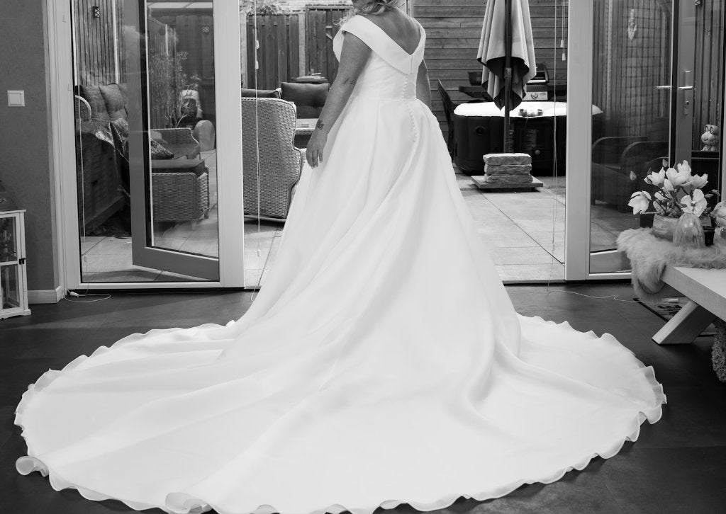 Luxe Off-Shoulder Bruidsjurk mt 42/44, Trouwjurk, Wit, Pronovias, Ophalen of Verzenden