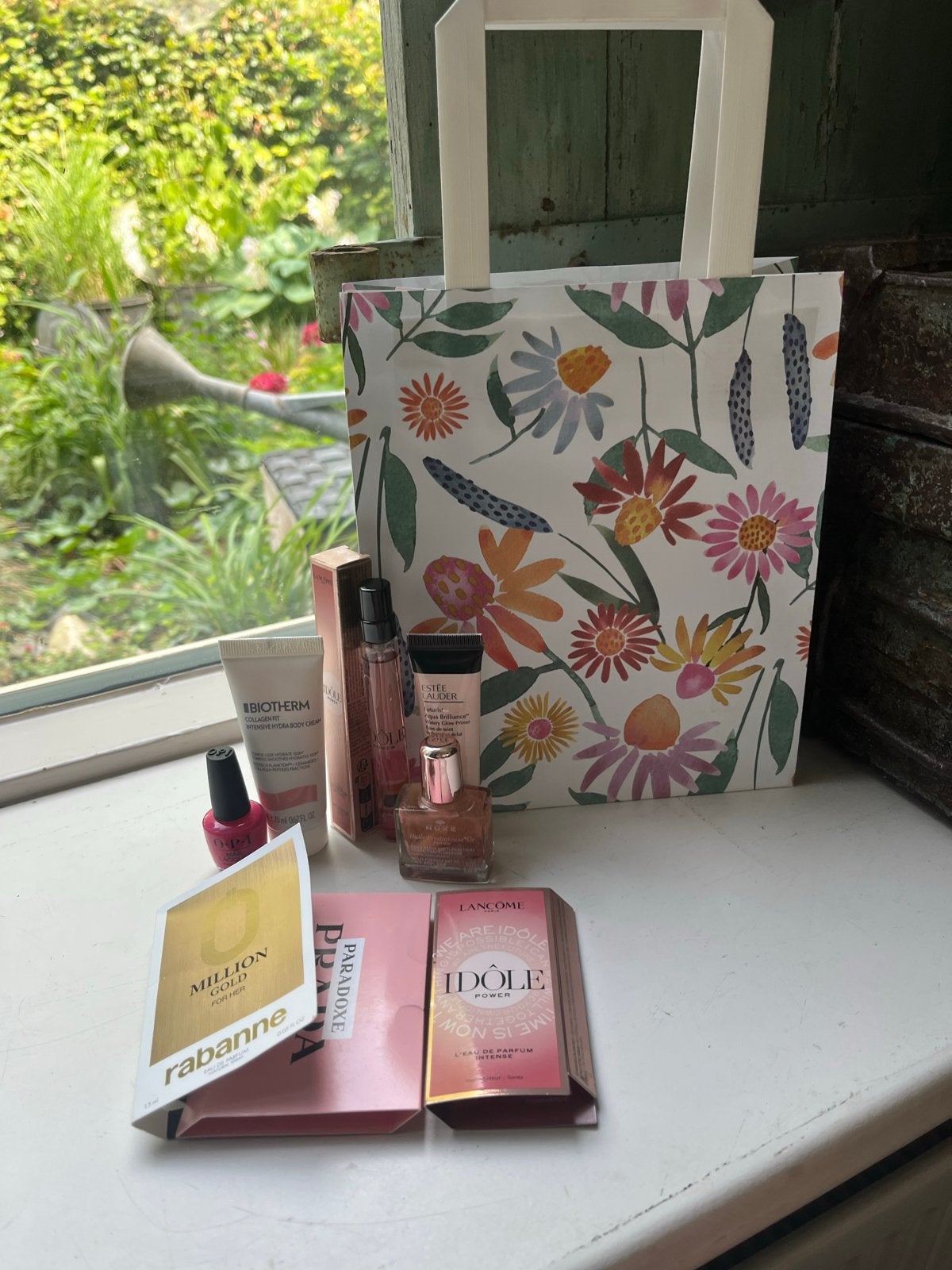 Beauty pakket met diverse make-up en verzorgingsproducten, Gehele gezicht, Nieuw, Ophalen of Verzenden, Make-up