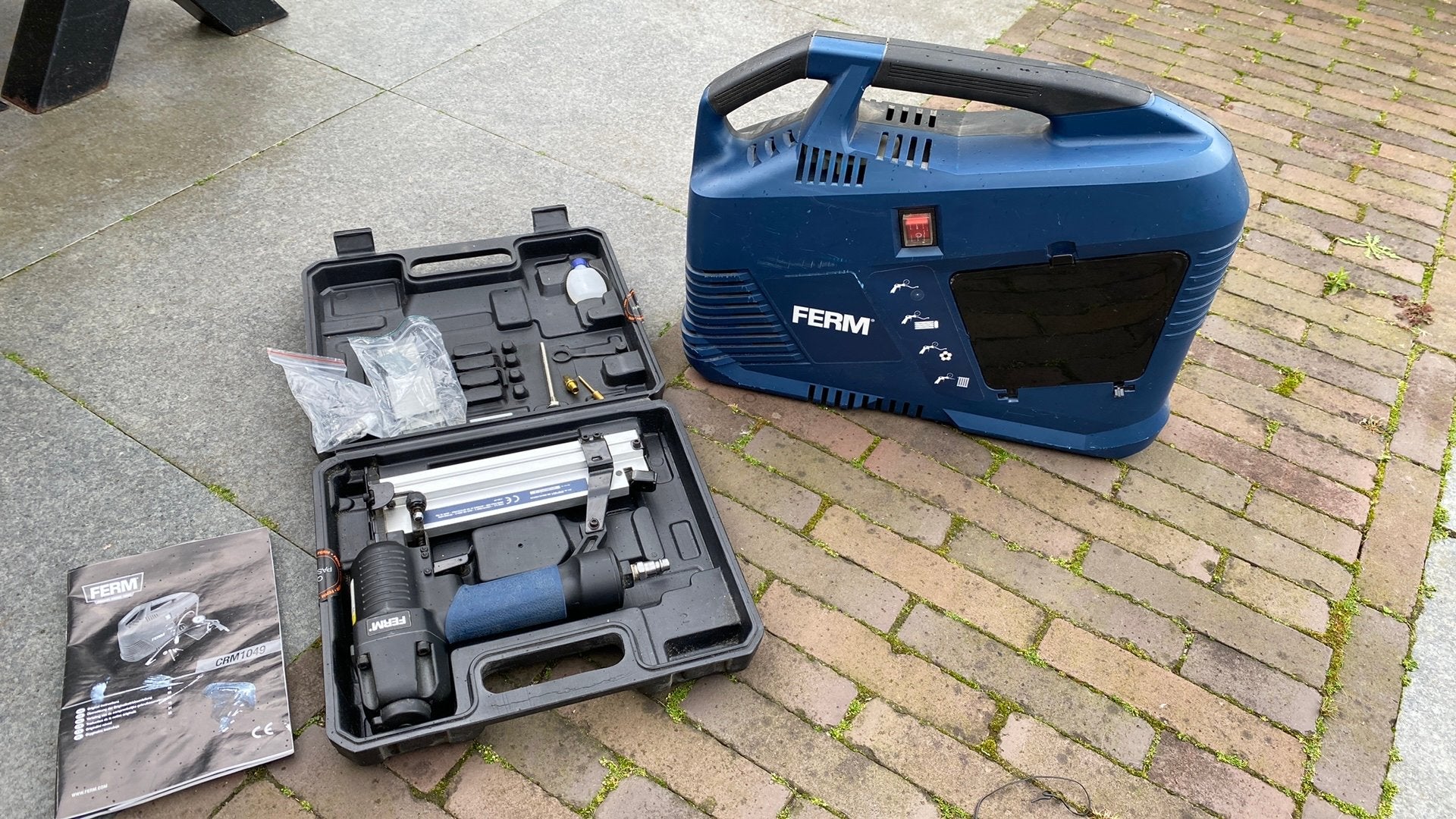 FERM compressor + pneumatische tacker/spijkerpistool set, Ophalen, Zo goed als nieuw
